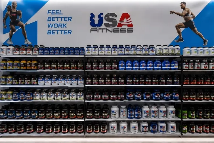 Pared de proteínas de USA Fitness bajo el mural Feel better, work better
